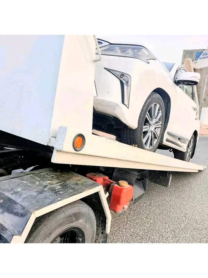 سحب سيارة دفع رباعي على سطحة هيدروليك — ونش الكويت 57775629